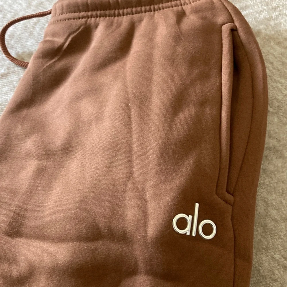 ALO LIKE Yoga Joggers in Warm Brown - Picture 3 of 4
